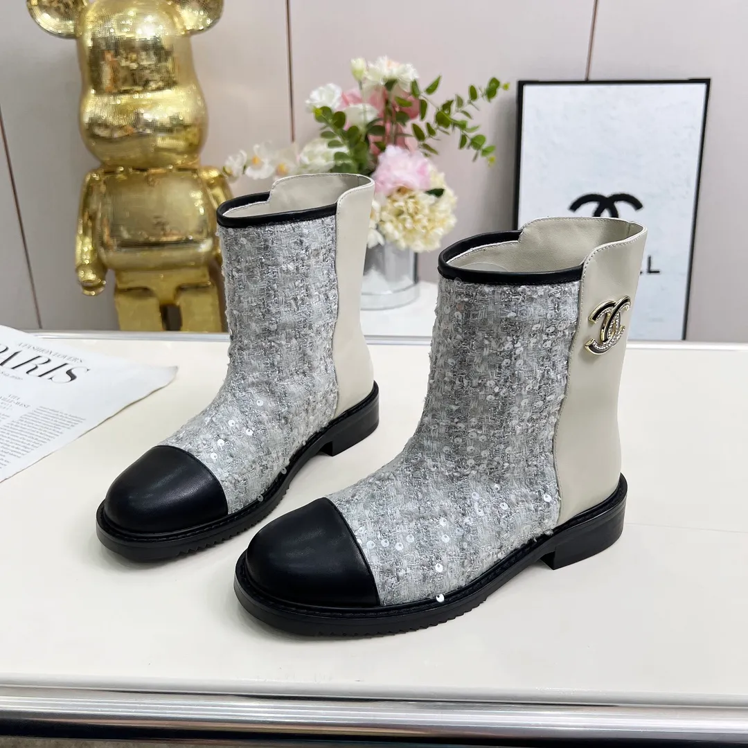 👟👟Ex-factory price 720👟👟 High version of Chanel CHANEL, 🌞🌞🌞Xiaoxiang’s latest 2025 autumn and winter short boots, a must-have item for this autumn and winter season! ! Ms. Chanel loves simple yet irresistible combinations to show her unique style. Mix and match freely to shine⚡Follow Grandma’s fashion steps! ! ! The top-notch craftsmanship and texture are perfectly presented. No matter any details, you can compare them with the counters. The best quality products can be entered and exited from the counters at will! ❶Fabric: imported sheepskin with customized fabrics ❷Lining: sheepskin lining ❸Foot pads: sheepskin ❹Outsole: original molded sole ❺Heel height: 3.5cm ❻Boot shaft height: total height 7 inches ❼Number: 35-40 (40 and 41 are customized and cannot be returned)